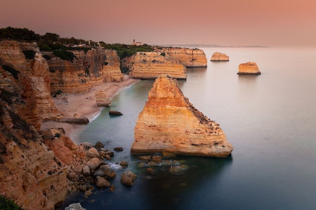 Praia da Marinha Bucht mit den beeindruckenden Klippen an der Algarve, Portugal