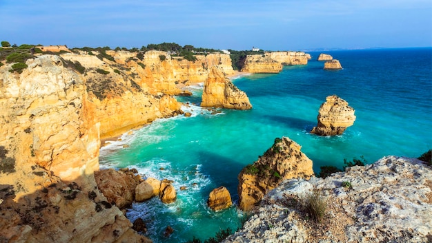 Foto praia da marinha - impresionante playa con rocas en algarve, portugal