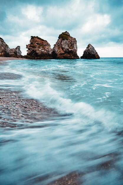 Praia da ursa sob o penhasco