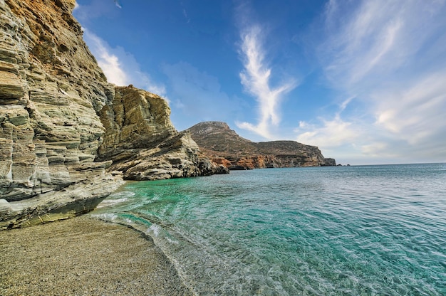 Praia de agali em folegandros grécia