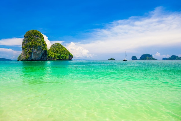 Praia de águas cristalinas na tailândia