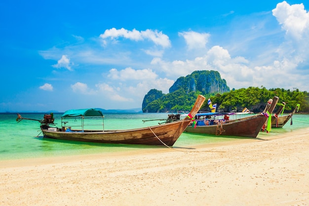 Praia de águas cristalinas na Tailândia