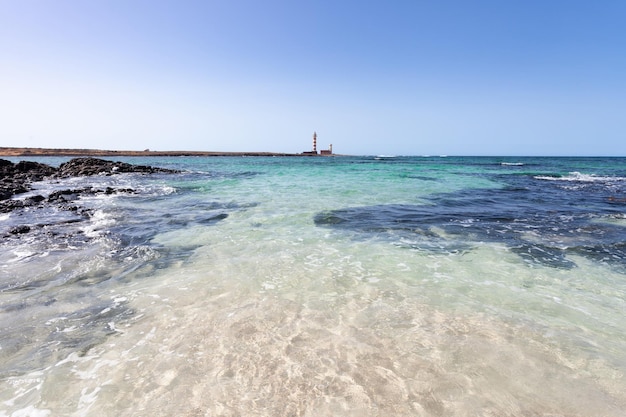 praia de águas cristalinas perto do farol de El Cotillo, Fuerteventura