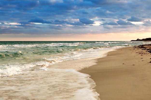 Praia de areia ao nascer do sol