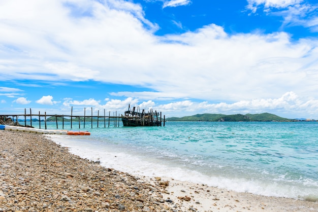 Praia de areia branca com mar azul em KohKham.