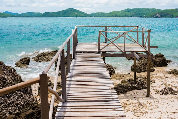 Praia de areia branca com mar azul em kohkham.