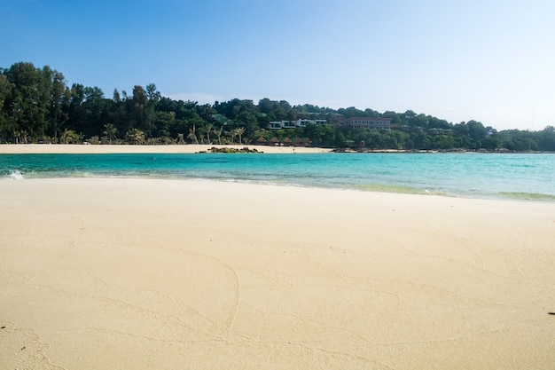 Praia de areia branca cristalina e lisa no mar de Andaman