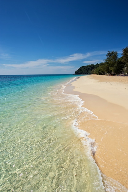 Praia de areia branca da ilha koh rok