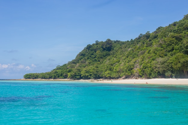 Praia de areia branca da ilha koh rok