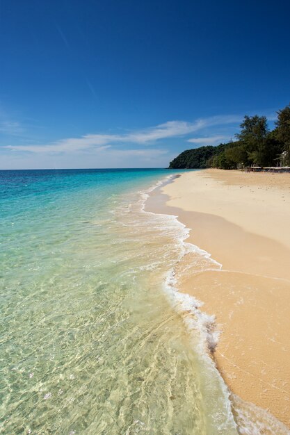 Praia de areia branca da ilha koh rok