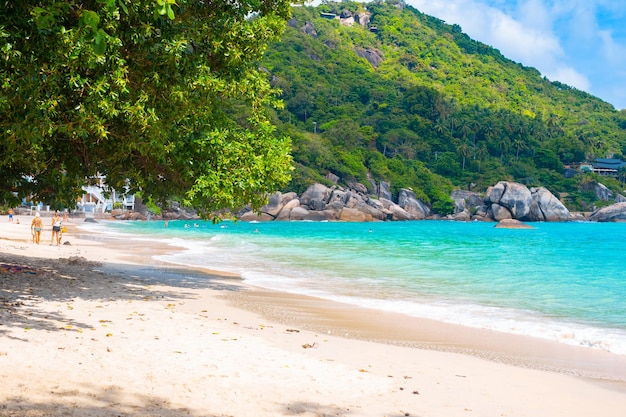 Praia de areia branca da ilha tropical na Ásia com mar azul e montanha Viagens e turismo