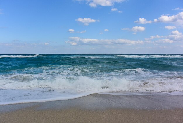 Praia de areia branca de Varadero Magnífica costa do Oceano Atlântico Cuba