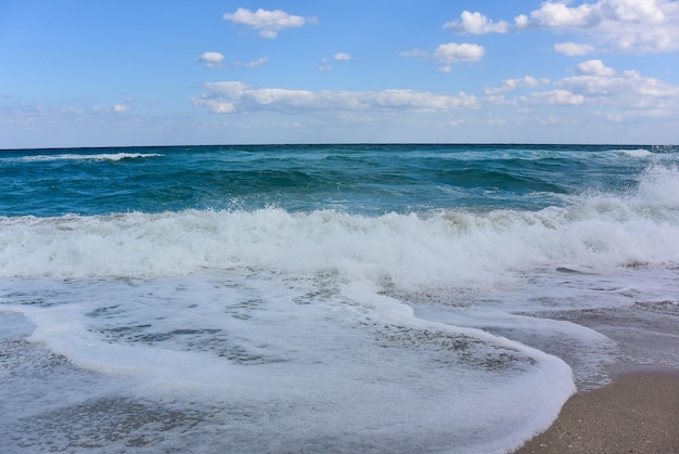 Praia de areia branca de Varadero Magnífica costa do Oceano Atlântico Cuba