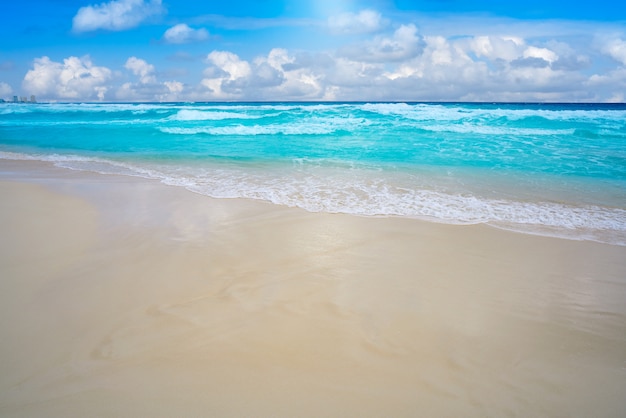 Praia de areia branca do Caribe de Cancun