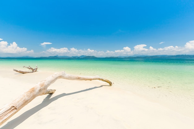 Praia de areia branca e barco de cauda longa na ilha de Khang Khao (ilha de Bat)