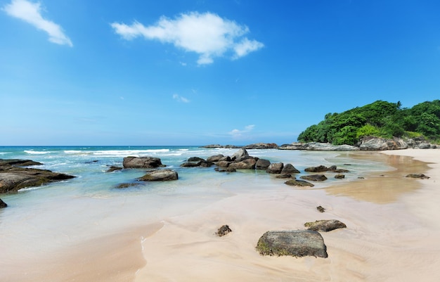 Praia de areia branca e céu azul