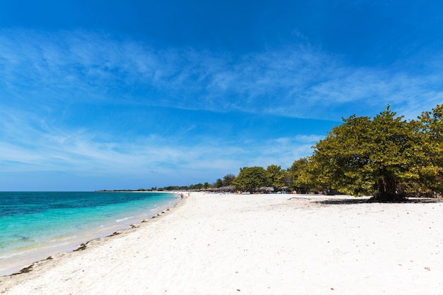 Praia de areia branca em Cuba