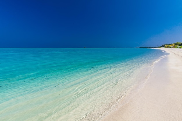 Praia de areia branca nas Maldivas com incrível lagoa azul e céu azul
