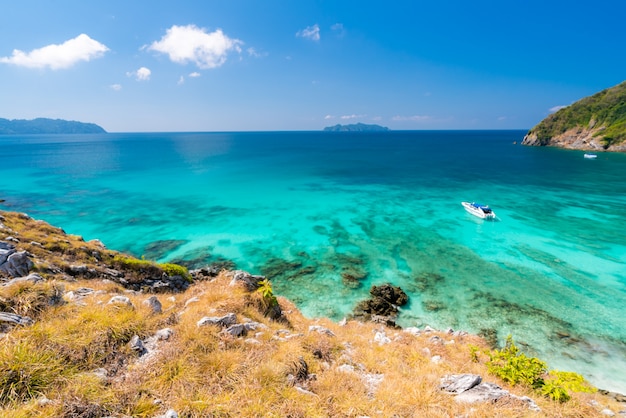 Praia de areia branca tropical aérea