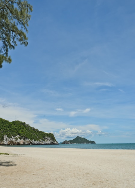 Foto praia de areia branca tropical com céu azul