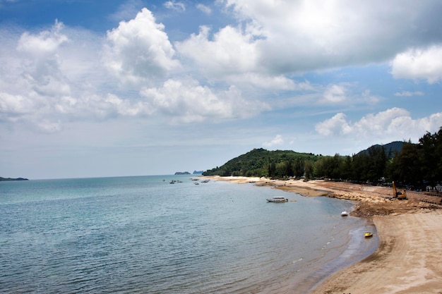 Praia de areia de Sairee da Baía de Chumphon no Golfo da Tailândia e oceano marinho para tailandeses viajantes estrangeiros viajam visitam e jogam água de natação da cidade de Chumphon na província de Chumphon no sul da Tailândia