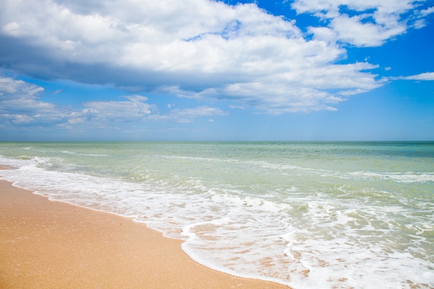 Praia de areia do mar Adriático, Itália