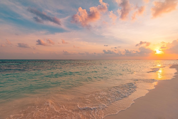 Praia de areia do mar closeup. Paisagem panorâmica da praia. Inspire o horizonte dourado da paisagem tropical da praia