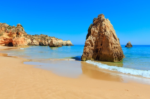 Praia de areia Dos Tres Irmãos vista de verãoPortimão Alvor Algarve Portugal