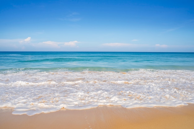 Praia de areia e mar azul no céu azul