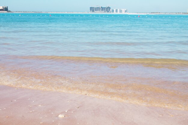 Foto praia de areia e mar calmo