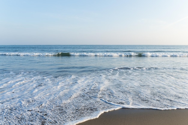 Praia de areia e mar