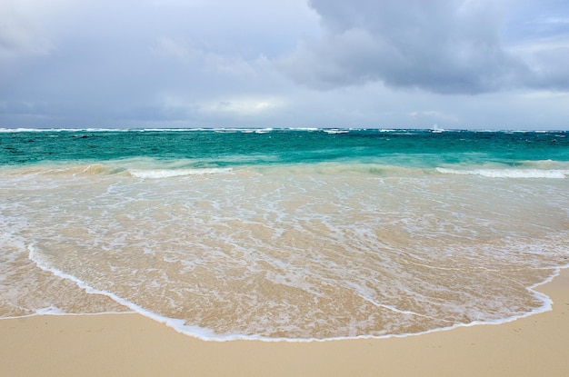 Praia de areia e onda