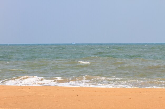 Praia de areia e onda