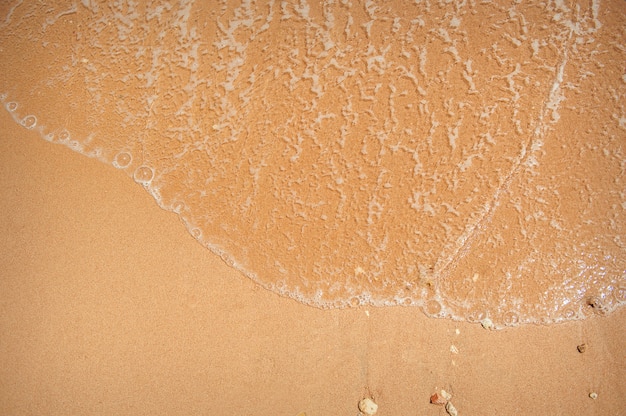 Praia de areia e onda