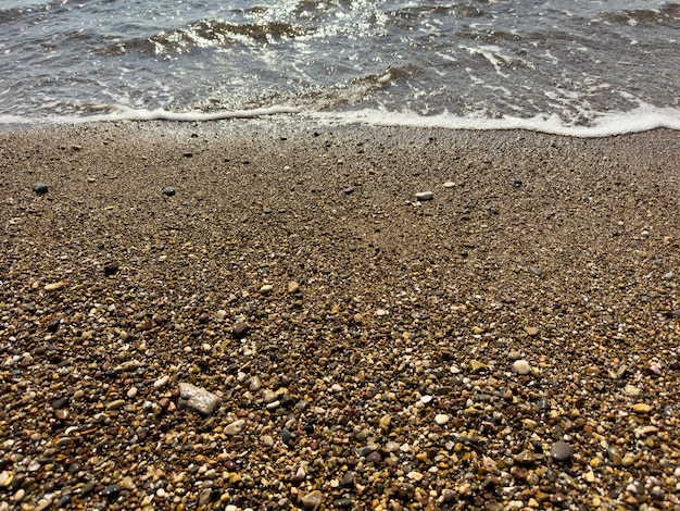 Praia de areia e ondas do mar