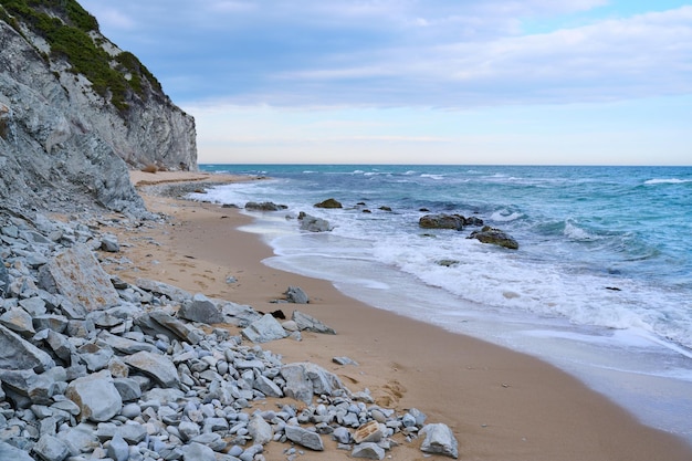 Praia de areia e rocha branca ao fundo Byala Bulgária