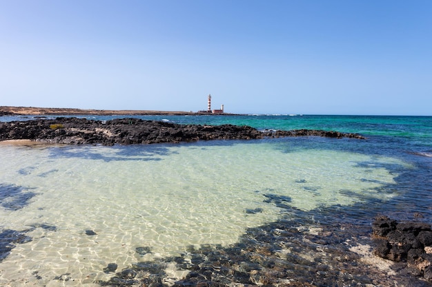 Praia de areia e rochas vulcânicas em El Cotillo, Fuerteventura, Ilhas Canárias