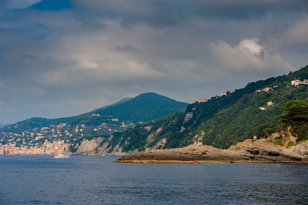 Praia de areia em camogli by genova, itália