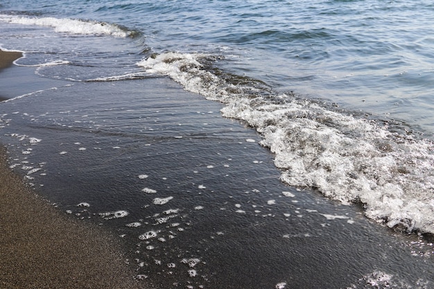 Praia de areia magnética negra do Mar Negro em Ureki, Geórgia