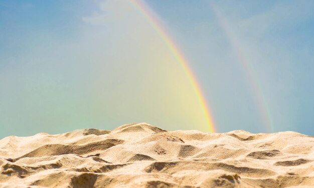 Foto praia de areia marinha e arco-íris de fundo