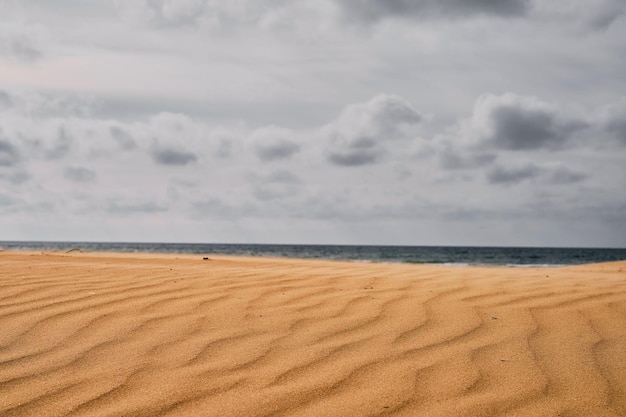 Praia de areia na costa do Mar Negro em tempo nublado de primavera Nuvens no céu cinza