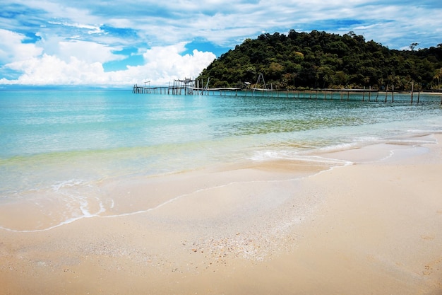 Praia de areia no mar