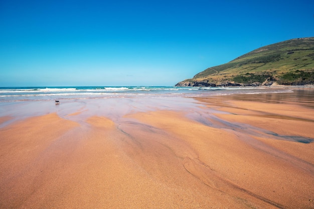 Praia de areia Oceano em um dia ensolarado