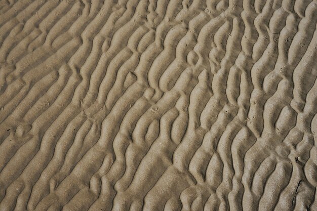 Praia de areia ondulada pela manhã com sombra para mostrar a textura da areia delicada, Ilha de Phuket