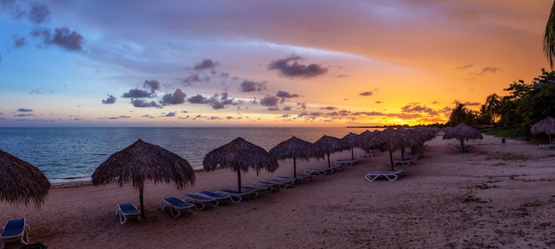 Praia de areia Playa Ancon no mar do Caribe em Triniday Cuba
