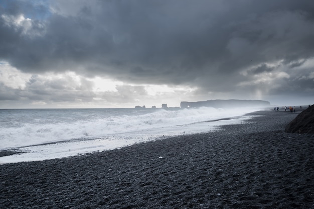 Praia de areia preta na Islândia