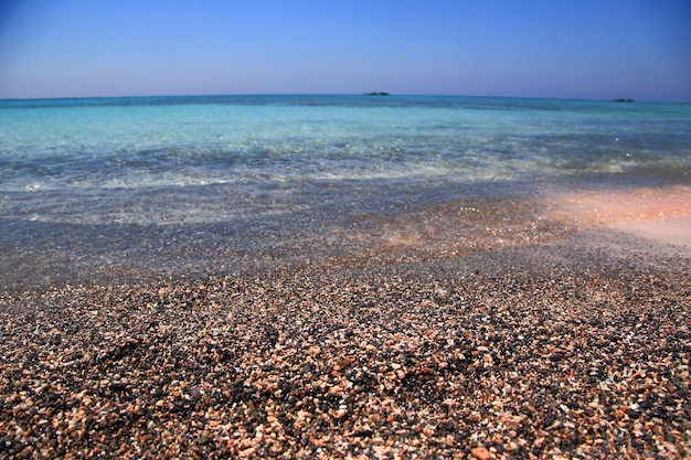 Praia de areia rosa e águas cristalinas Elafonisi Creta
