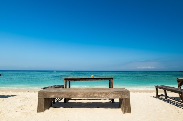 Praia de areia tropical com água oceânica turquesa em Gili Trawangan Lombok Indonésia