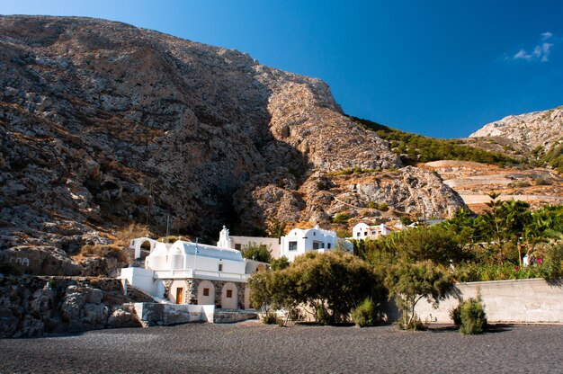 Praia de areia vulcânica preta no arquipélago de santorini.