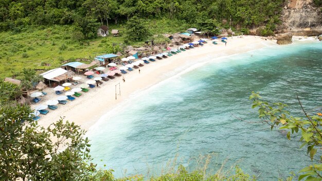 Praia de Atuh perto da praia de diamantes em Nusa Penida, Bali, Indonésia